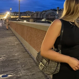 Fendi mama baguette  - Säljer min vintage fendi mama baguette! Fint begagnat skick. Köpt på en vintagebutik i Italien, så har tyvärr inget äkthetsbevis - därav lägre pris. 