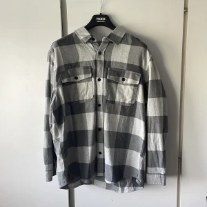 Vår/höst Jacka - Snygg vår/höst jacka från hm. Superbra skick aldrig använd