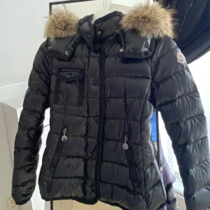 Moncler jacka - Jätte fin äkta Moncler jacka som jag köpte för några år sen men som tyvärr inte ryms på mig längre, perfekt till vintren. Passar XXS-XS