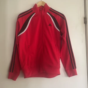 Adidas zip - En röd adidas zip i storlek S som tyvärr inte kommer till användning särkilt mycket längre. 