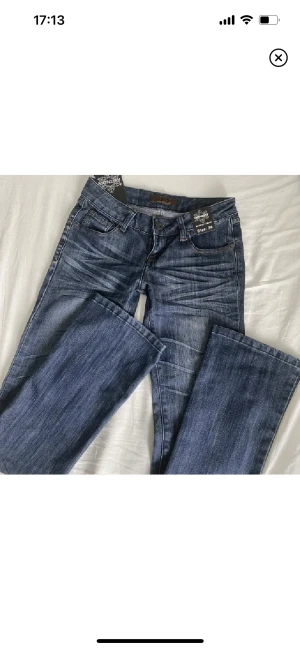 Helt nya jättesnygga lågmidjade jeans - Säljer dessa jättesnygga lågmidjade jeans som jag köpt här på Plick men som inte passade mig. De är helt oanvända och har lappen kvar. De är i storlek 36, men skulle mer säga att de är som storlek 34.