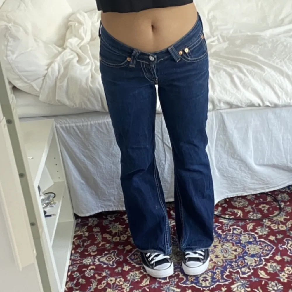Lågmidjade jeans från Levi’s med utsvängda ben<3333 Waist 30 och längta 30, jag är 163cm lång!. Jeans & Byxor.