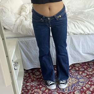 Lågmidjade jeans från Levi’s med utsvängda ben<3333 Waist 30 och längta 30, jag är 163cm lång!