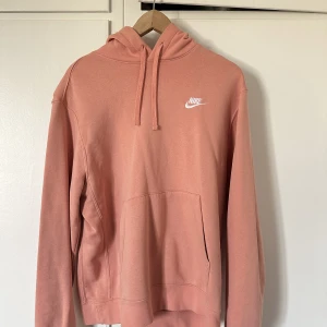 Nike huvtröja - Strl L så blir oversized Färgen är peach 