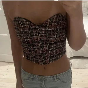 Korsett top - Säljer den här korsett/bandeau toppen från zara som är helt ny men hunnit ta bort prislappen, toppen är i storlek xs men den passar även en s!