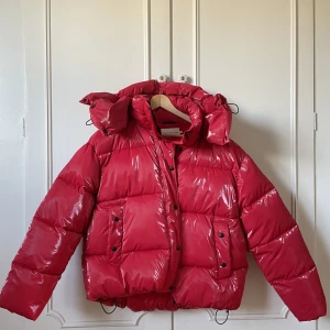 Calvin Klein Jacka - Ej använd, inga defekter, väldigt bra skick. Superfin jacka som bara inte kommit till användining!