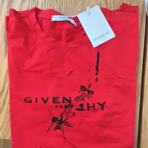 Sho , har en helt ny riktigt fet givenchy t-shirt storlek M💯💯