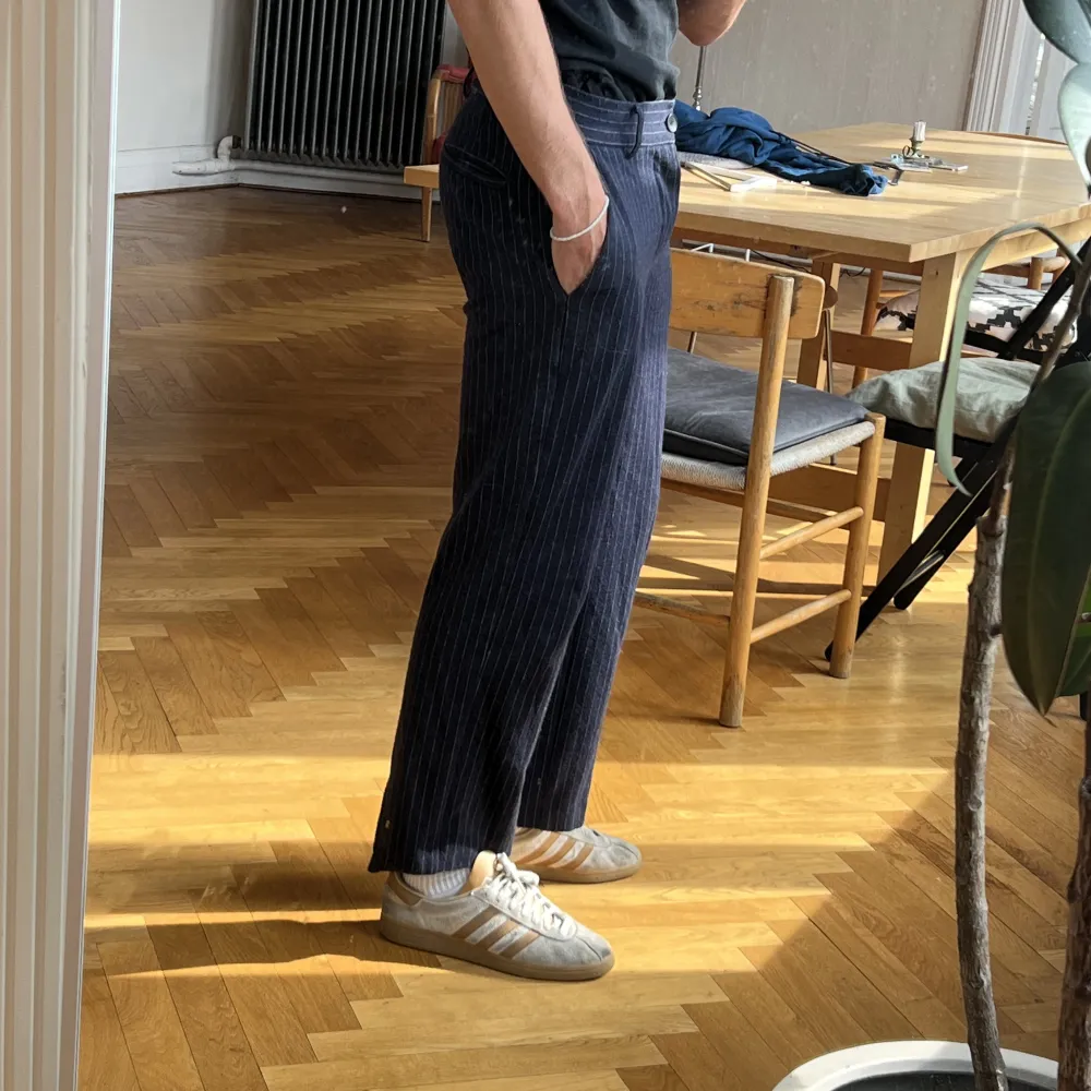 Byxor modell Mike, marinblå med pinstripes från Séfr. Härlig tjock ullblandning. Kort och rak fit. . Jeans & Byxor.