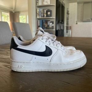Nike air Force! - Begagnande Nike air force, vita med svarta detaljer. Storlek 37,5. 