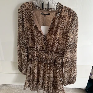 Zara klänning - Super fin oanvänd Zara klänning i storlek M. Klänningen är aldrig använd och passar super bra till  utekvällar och middagar osv. 