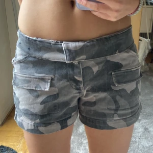 Gråa camouflage shorts - Coola, mjuka, stretchiga shorts från hollister i storlek  s som kan bäras som både låg- och högmidjade💕💕