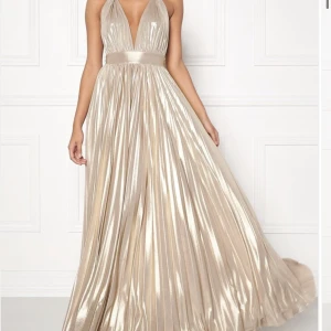 Långklänning - Säljer denna långklänning som jag endast använt engång på en skiva💗💗nypris 1599