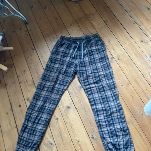 Pyjamas byxor  - Älskade dessa förut men har växt ut. Väldigt bekväma