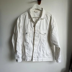 Jeansjacka  - Vit jeansjacka. Skrynklig pga legat i säck i förrådet :’) Annars hel och ren