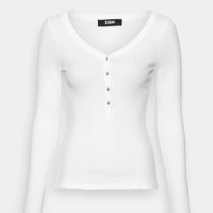 Vit ZIGN långärmad tröja  - Vit ZIGN långärmad tröja med silverknappar från zalando!🤍