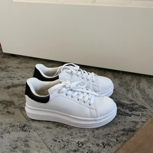 Vita sneakers  - Skor i storlek 37 från nelly känns dock mer som 38. Säljer pga att dom är förstora. Inprincip oanvända.