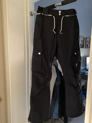 DOPE täckbyxor - Använda men fint skick. Knapparna har blivit lite rispiga. Ej nötta nedtill.