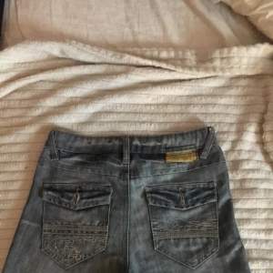 Säljer detta jeans knappt använda är lite silvigra i vissa sol ljus låga / jeansen kosta 2500 men vill vara snäll och sälja dom för 500 