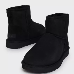 Ugg - Säljer mina ugg då jag vill köpa ett par nya, har dock ett hål där fram men kanske skulle kunna gå o laga, storlek 38,5 