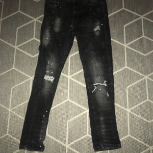 Svarta jeans - Hej säljer mina supply and demande jeans pga att de har blivit för små. De har ny skick och pris kan diskuteras.