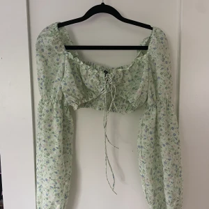 Sommar topp - Söt sommar topp, med blommigt mönster! Från HM, aldrig använd!