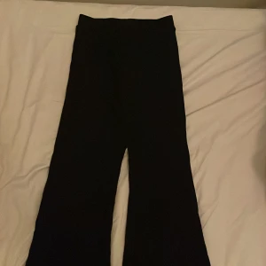 Utsvängda svarta byxor - Säljer dessa svarta byxor från H&M  barn 