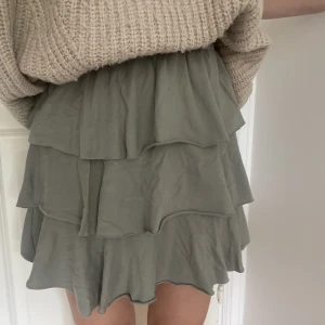 Grön volangkjol - Så fin och skön volangkjol från ASOS. Storlek 32 men skulle säga att den passar 34. Mjukt och stretchiga material och är i bra skick. Frakt tillkommer💕🌸💞💞
