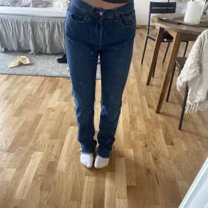Crocker jeans  - Storlek w;29 skulle säga att det passar som en S, slitningar längst ner, passar mig i längden som är 157cm