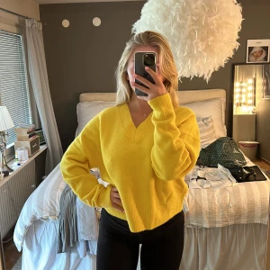 Stickad tröja - Helt oanvänd stickad tröja från zara i de skönaste materialet. Köpte för 359kr säljer för 100kr. Köp via ”köp nu”🩷