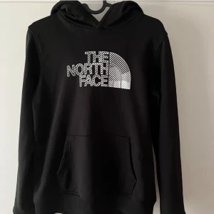 Hoodie  - Köpte av en här på plick men va tyvärr för liten för mig :( 🌸