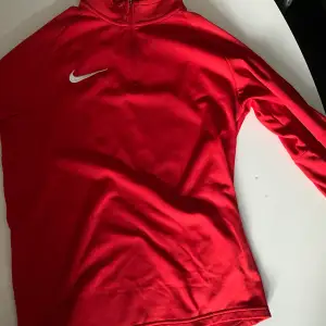 Säljer en Nike träningströja, inte använd, säljer för att tröjan inte passar längre 