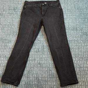 Vintage straight jeans, storlek 48 och högmidjade. I nyskick!