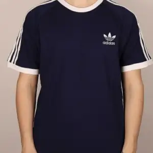 Så snygg marinblå adidas originals tshirt stl 38. Tycker sorleken är generös, kanske som en L i storlek