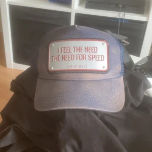 John hatter  - En ganska använd John hatter, inget är sönder eller slitet. Kepsen är lite solblekt men annars som den ska. Skick 7/10. Box och påse ingår.