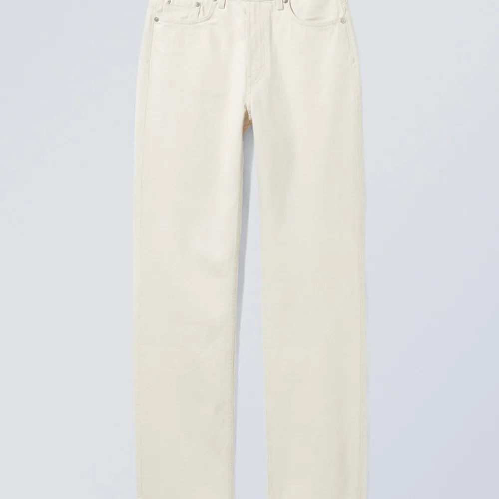 Jag säljer dessa superfina jeans i modellen ”Voyage High Straight Jeans” från Weekday. Har enbart använt vid ett tillfälle så de är som nya. Storlek W24 L30. Finns fler bilder vid intresse. . Jeans & Byxor.