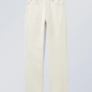 Jag säljer dessa superfina jeans i modellen ”Voyage High Straight Jeans” från Weekday. Har enbart använt vid ett tillfälle så de är som nya. Storlek W24 L30. Finns fler bilder vid intresse. 
