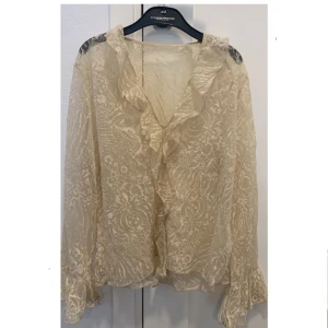 Blus - Säljer denna fina blusen som är köpt här på plick, märker framgår tyvärr inte🫶🏻hör gärna av dig om du har några frågor och tryck gärna på köp direkt!