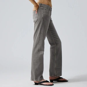 Jeans - Säljer mina jeans från weekday i färgen black thunder! Dom är i bra skick och storleken är 26/30 men och passar för mig som är 160cm. Vid intresse fråga om fler bilder på dom💖 Nypris: 590 kr men jag säljer för 300!