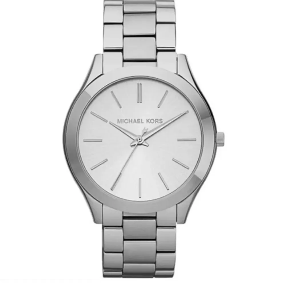 En fin och knappt använd Michael Kors klocka model: MK3178. Säljs då jag fick den i present och inte använder silver smycken. Nypris ca: 2300kr, säljer för 1200kr🤍. Accessoarer.