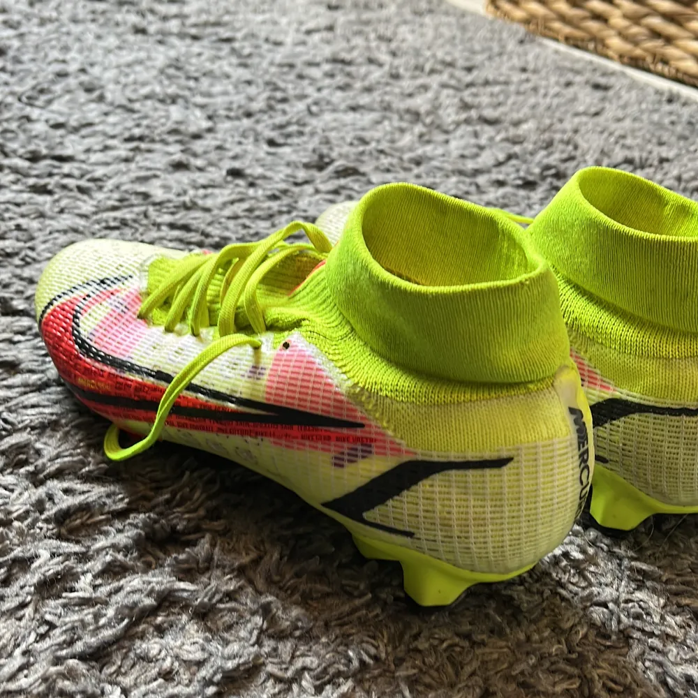 Använda Nike mecurial fotbollsskor  Ett hål i hälstrumpan höger Nypris 2300kr Varning! Väldigt små i storlek. Skor.