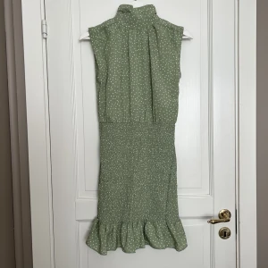 Klänning från Pretty little thing - Söt klänning från plt, aldrig använd enbart testad i strl 34.