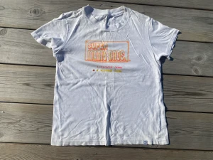 Retro Tisha - Supercool retrotisha från Tokyo. Pixligt tryck i starka färger. Några små fläckar. 