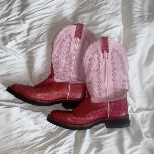 Rosa Vintage Cowboyboots - Nu säljer jag mina underbara rosa cowboyboots då dom inte kommer till andvändning. Dom är perfekt skick! Redig sula tåligt material och sjukt unika🌸💕🥳