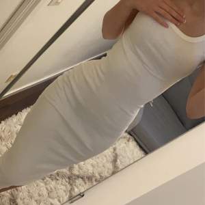 vit klänning 💯sitter tajt