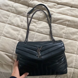 Ysl väska  - Säljer min ysl liknade väska köpt för 1000kr. Så snygg och perfekt storlek typ medium/stor. Bra skick förutom att ysl märket har lossat på ett ställe men de syns eller märks inte. Pris kan diskuteras❤️❤️ 