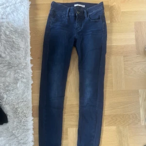 Levi’s i modell 710 superskinny. Storlek 24 - Säljer mina Levi’s i modell 710 super skinny i storlek 24. Byxorna är i väldigt bra skick och är lågmidjade.  