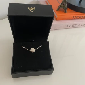 Maria Nilsdotter  - Säljer detta armband den Maria Nilsdotter! Kan även tänka mig att byta något från Maria Nilsdotter ! Köptes för några veckor sedan 🥰