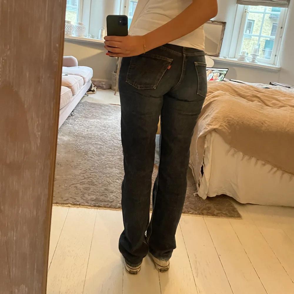 Super Balla Blåa Levis jeans!👊🏽👊🏽 Sitter så bra, och är väldigt ”smickrande” på alla! . Jeans & Byxor.