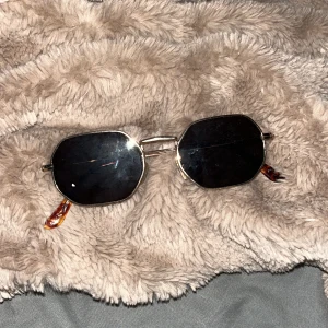 hippie solglasögon  - fett feta hoppie glasögon. har haft dom så länge jag kan minnas men inte använt dom mer än 10 ggr. väldigt bra skydd från solen pluss dom är feta😎 kontakta mig om ni skulle vilja ha mer info 💕