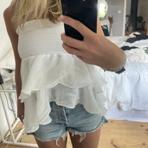 Vit volangkjol/topp - Så fin kjol ifrån SHEIN som även kan användas som topp. Använd ett fåtal gånger. Hör av dig vid frågor eller intresse!❤️‍🔥